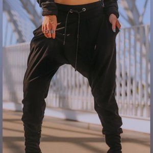 The Modern Vagabond Mogul 1.0 Joggers in Dragonfruit, Size Medium